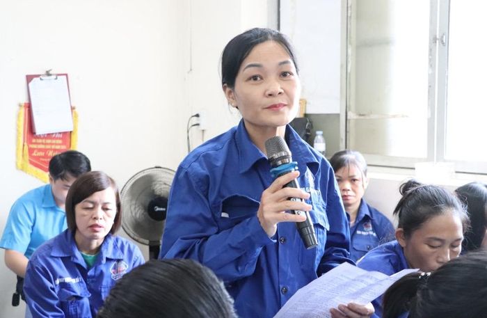 Đoàn viên Công đoàn cơ sở Công ty cổ phần Sản xuất vật liệu xây dựng Cao Bằng thảo luận về chính sách BHXH, BYHT và BHTN tại hội nghị.