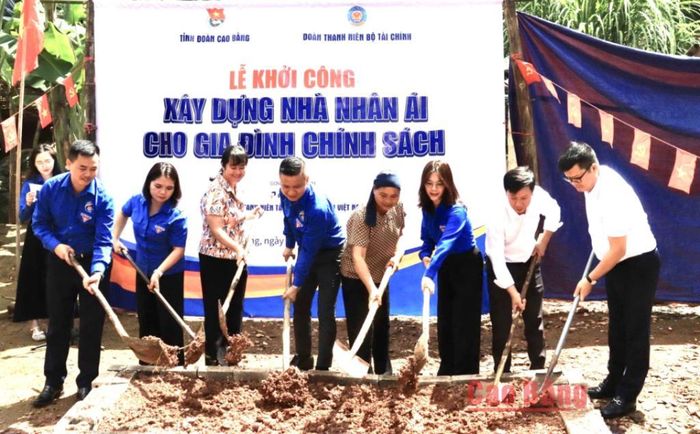 Lãnh đạo Đoàn Thanh niên Bộ Tài chính, Tỉnh Đoàn Cao Bằng và các đơn vị đồng hành khởi công xây dựng Nhà nhân ái tặng gia đình chính sách Hoàng Thị Biểu, xóm Đồng Soa, xã Quang Trung.