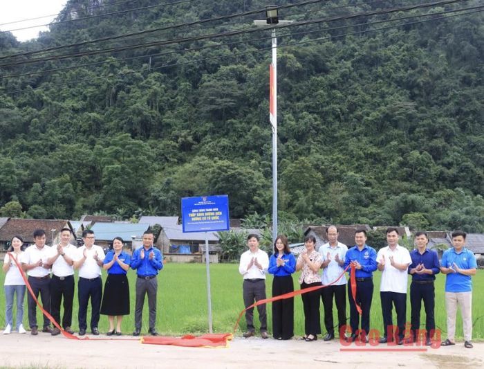 Các đại biểu thực hiện nghi thức khánh thành công trình thanh niên “Thắp sáng đường biên - Đường cờ Tổ quốc” tại xóm Hợp Thành, xã Quang Trung.
