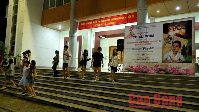 Đông đảo nhân dân đến xem bộ phim "Đừng đốt" tại Nhà Văn hóa Trung tâm tỉnh trong khuôn khổ Tuần phim kỷ niệm 79 năm Ngày Thương binh - Liệt sĩ.
