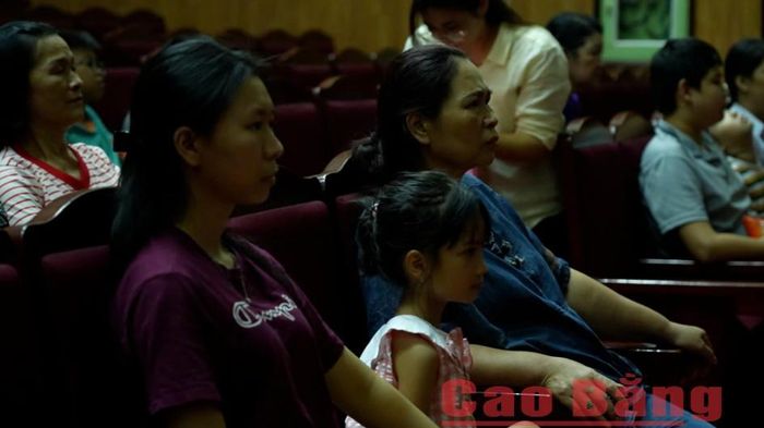 Khán giả theo dõi bộ phim "Đừng đốt" trong khuôn khổ Tuần phim kỷ niệm 79 năm Ngày Thương binh - Liệt sĩ.