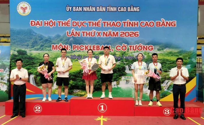 Ban Tổ chức trao giải cho các VĐV đoạt giải nội dung đôi nam nữ môn Pickleball.