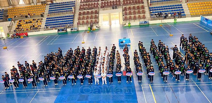Các câu lạc bộ võ cổ truyền trong tỉnh, tổ trọng tài tham dự lễ khai mạc.