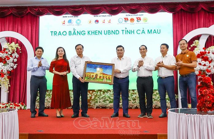 Đại diện Hội Doanh nhân trẻ Thành phố Hồ Chí Minh trao tặng lãnh đạo tỉnh Cà Mau phần quà tri ân, bày tỏ cảm ơn đối với sự quan tâm, hỗ trợ và đồng hành của tỉnh trong suốt quá trình tổ chức chương trình.