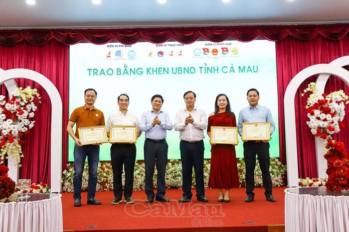 Phó Bí thư Thường trực Tỉnh ủy Cà Mau Huỳnh Quốc Việt (bên phải) và Phó Chủ tịch UBND tỉnh Cà Mau Lê Văn Sử trao Bằng khen của Chủ tịch UBND tỉnh tặng các tập thể có nhiều đóng góp trong tổ chức "Hành trình Sức khỏe Xanh mùa 4".