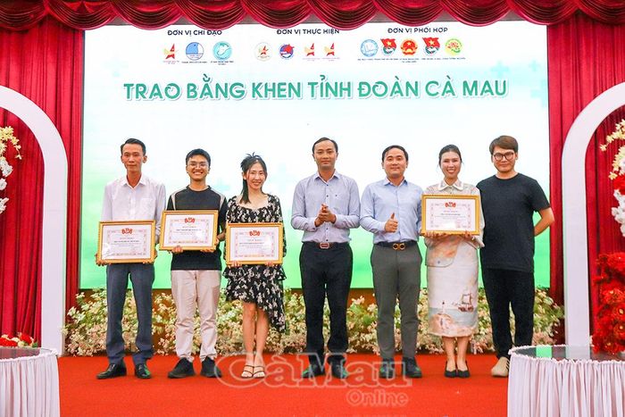 Phó Chủ tịch Ủy ban MTTQ Việt Nam tỉnh Cà Mau, Bí thư Tỉnh đoàn Phạm Tuấn Tài (bên trái), trao Bằng khen tri ân các nhà tài trợ, đơn vị đồng hành.