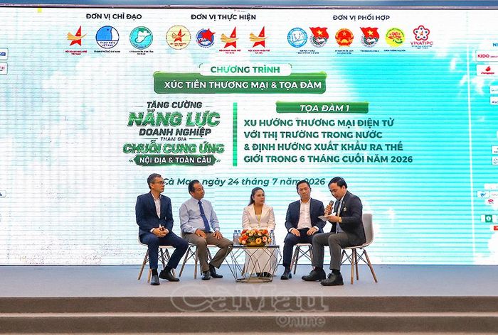 Các diễn giả và doanh nghiệp trao đổi tại phiên tọa đàm với chủ đề “Xu hướng thương mại điện tử với thị trường trong nước và định hướng xuất khẩu ra thế giới 6 tháng cuối năm 2026”.