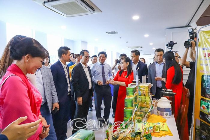 Lãnh đạo tỉnh Cà Mau cùng các đại biểu tham quan không gian trưng bày, giới thiệu sản phẩm của doanh nghiệp.
