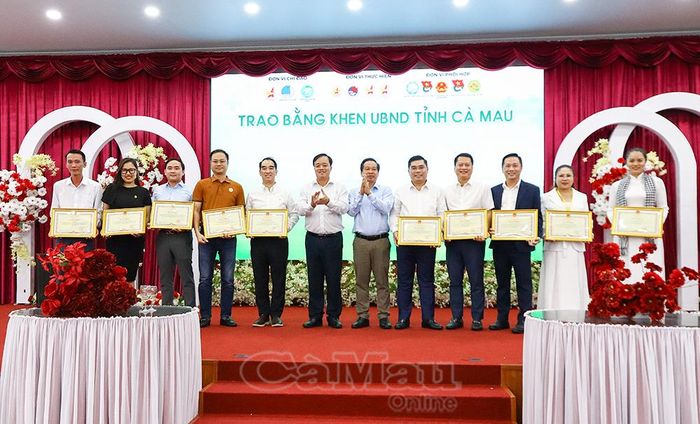 Phó Bí thư Thường trực Tỉnh ủy Cà Mau Huỳnh Quốc Việt và Phó Giám đốc Sở Công Thương tỉnh Cà Mau Dương Vũ Nam trao Bằng khen của Chủ tịch UBND tỉnh cho các cá nhân có nhiều đóng góp trong tổ chức "Hành trình Sức khỏe Xanh mùa 4".