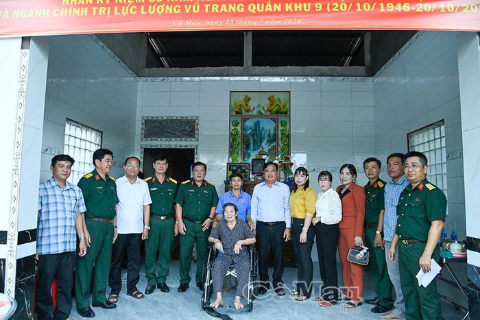 Các đại biểu chụp ảnh lưu niệm cùng gia đình bà Phạm Thị Buội.