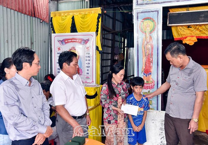  Đồng chí Nguyễn Văn Khởi chia buồn,trao hỗ trợ và động viên tinh thần mẹ con chị Trương Hồng Cẩm.