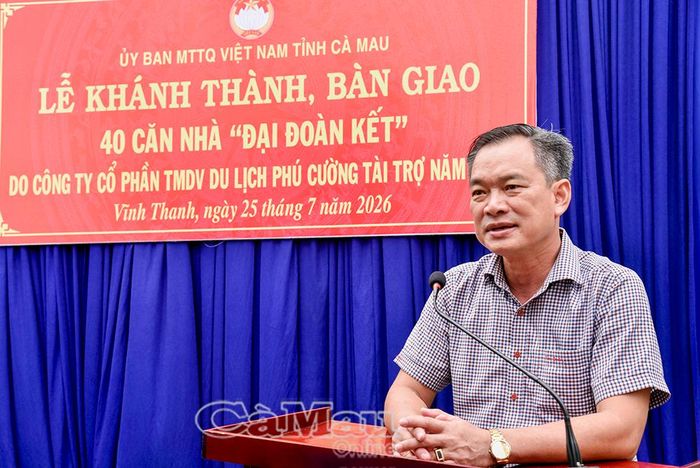  Đồng chí Nguyễn Văn Khởi, Phó Chủ tịch Ủy ban MTTQ Việt Nam tỉnh Cà Mau, Chủ tịch Hội Chữ thập đỏ tỉnh, phát biểu tại buổi lễ bàn giao nhà. 