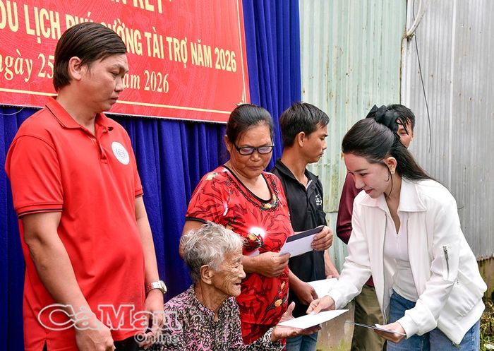  Dịp này, Tập đoàn Phú Cường trao 12 suất quà (500 ngàn đồng/suất) cho các hộ gia đình có hoàn cảnh khó khăn của xã Vĩnh Thanh. Trong ảnh: Bà Nguyễn Thị Ngọc Mai, Chủ tịch HĐQT, Tổng Giám đốc Công ty Cổ phần Thương mại - Dịch vụ - Du lịch Phú Cường, tặng quà cho bà con.