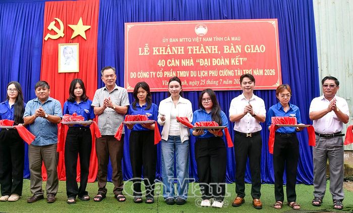 Lãnh đạo Ủy ban MTTQ Việt Nam tỉnh Cà Mau, lãnh đạo xã Vĩnh Thanh và nhà tài trợ thực hiện nghi thức khánh thành, bàn giao 40 căn nhà Đại đoàn kết.