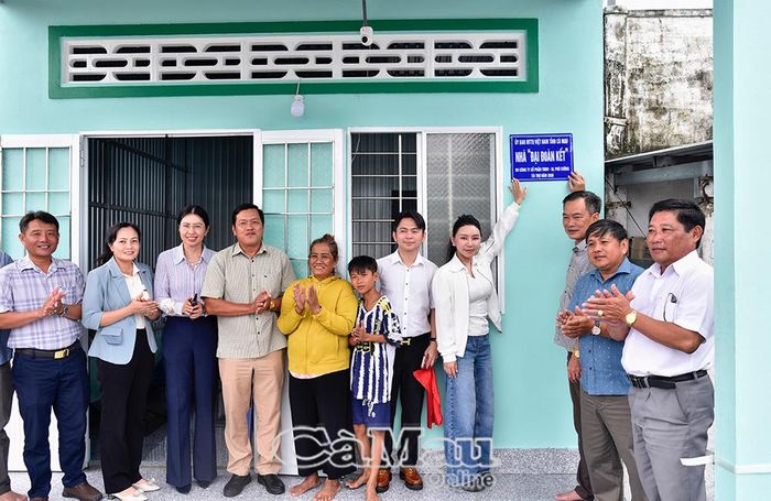 Lãnh đạo Ủy ban MTTQ Việt Nam tỉnh Cà Mau, lãnh đạo xã Vĩnh Thanh và nhà tài trợ tổ chức bàn giao nhà Đại đoàn kết cho hộ bà Phan Thị Loan, ấp Huê 2.