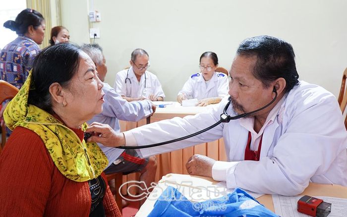  Người dân được các y, bác sĩ Phòng khám Đa khoa Công ty TNHH Y Dược Phúc Tâm An khám và tư vấn sức khỏe ban đầu.
