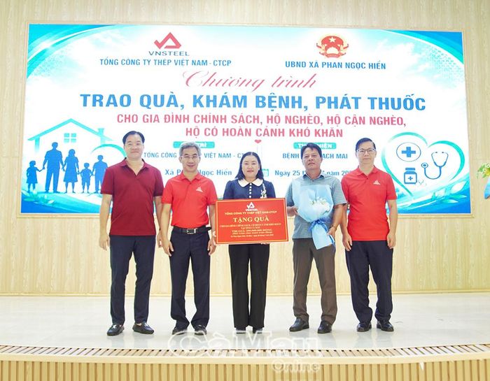  Ông Lê Song Lai, Chủ tịch HĐQT Tổng Công ty Thép Việt Nam (bìa phải) và ông Nghiêm Xuân Đa, Tổng Giám đốc Tổng Công ty Thép Việt Nam (thứ hai từ trái sang),