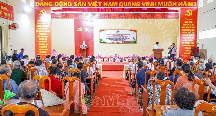 Đông đảo người dân xã Đất Mũi đến tham gia chương trình.