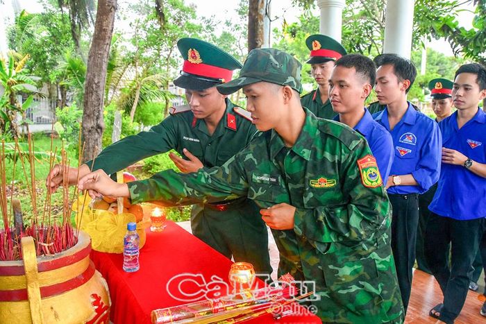  Trước chương trình, tuổi trẻ các đơn vị thắp hương tưởng niệm tại Nhà bia ghi danh các anh hùng liệt sĩ phường Hiệp Thành.