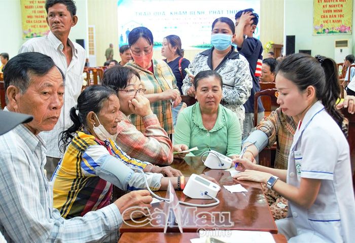  Đội ngũ y, bác sĩ Bệnh viện Bạch Mai thăm khám, tư vấn sức khỏe và cấp phát thuốc miễn phí cho người dân Xã Phan Ngọc Hiển.
