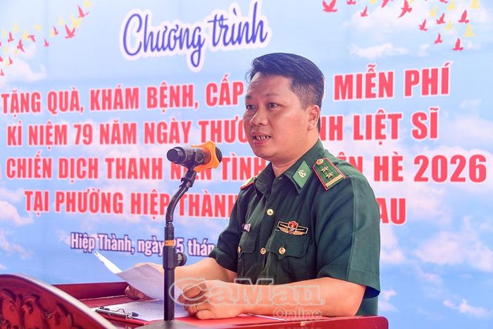 Trung tá Đặng Văn Vũ, Chính trị viên Hải đội Biên phòng 2, Ban Chỉ huy Bộ đội Biên phòng tỉnh Cà Mau, phát biểu ôn lại truyền thống Ngày Thương binh - Liệt sĩ.