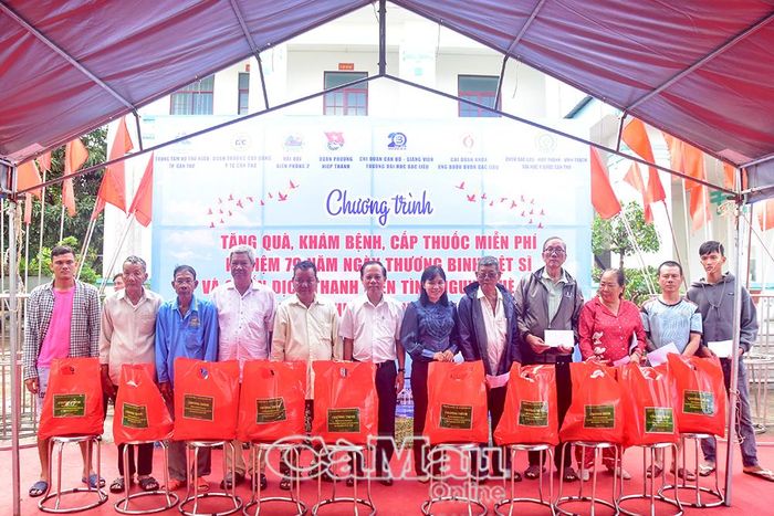  Ông Phan Thanh Vũ, Phó Bí thư Thường trực Đảng ủy phường Hiệp Thành (thứ sáu từ trái sang) và bà Ngô Yến Nhiên (thứ bảy từ trái sang), Chủ tịch Ủy ban MTTQ Việt Nam phường Hiệp Thành, trao quà tri ân các gia đình chính sách, thương binh, bệnh binh và người có công với cách mạng.