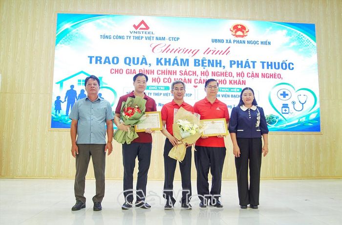 Lãnh đạo Xã Phan Ngọc Hiển trao hoa và Bảng ghi nhận "Tấm lòng vàng" tri ân Tổng Công ty Thép Việt Nam - CTCP và Bệnh viện Bạch Mai.
