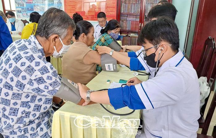 Đội ngũ y, bác sĩ tận tình khám bệnh, tư vấn sức khỏe và cấp phát thuốc miễn phí cho người dân có hoàn cảnh khó khăn.