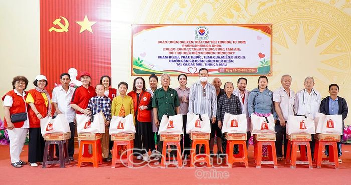 Đoàn thiện nguyện Trái tim yêu thương và Phòng khám Đa khoa Công ty TNHH Y Dược Phúc Tâm An trao quà cho các hộ có hoàn cảnh khó khăn tại xã Đất Mũi.