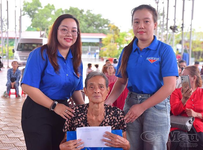  Chị Quách Thị Thu Thảo, Bí thư Đoàn Thanh niên UBND tỉnh và chị Trịnh Huyền Trân, Bí thư Xã đoàn Thới Bình, trao quà tri ân thương binh Đặng Thị Phích.