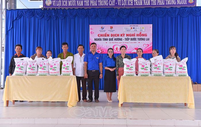 500 kg gạo được trao đến các hoàn cảnh khó khăn trên địa bàn xã Thới Bình.