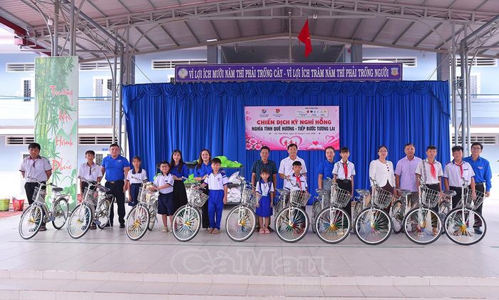 Đoàn cơ sở các đơn vị trao tặng 10 chiếc xe đạp cho học sinh có hoàn cảnh khó khăn, mỗi chiếc trị giá 1,5 triệu đồng.