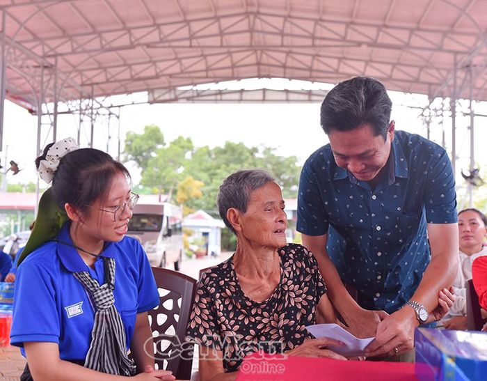  Đồng chí Lê Bình Nguyên, Phó Bí thư Đảng ủy UBND tỉnh, thăm hỏi, trao quà thương binh Đặng Thị Phích.