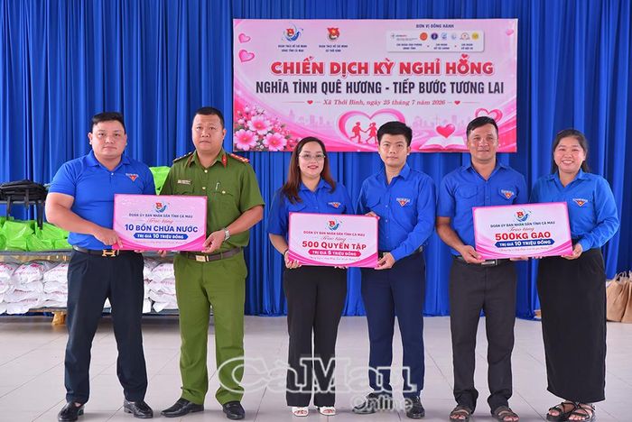 Trong ngày ra quân, Chiến dịch “Kỳ nghỉ hồng” trao nhiều phần quà, với tổng kinh phí hơn 80 triệu đồng.