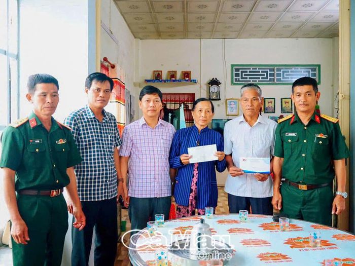 Đồng chí Đặng Chí Nguyễn, Phó Bí thư Đảng ủy, Chủ tịch UBND xã Khánh Bình (thứ ba từ trái sang), thăm hỏi, tặng quà gia đình có công với cách mạng.