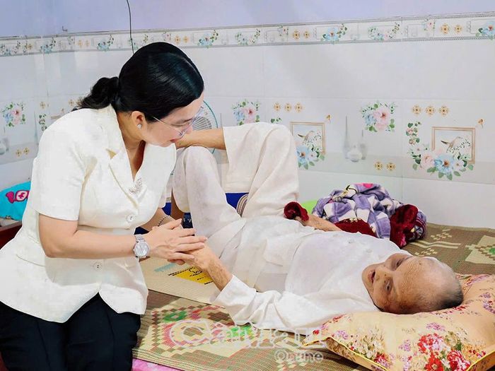 Đồng chí Nguyễn Thị Thùy Linh, Phó Bí thư Thường trực Đảng ủy xã Khánh Bình, thăm hỏi, trao quà cho bà Nguyễn Thị Kiển (Ấp 8), mẹ liệt sĩ.