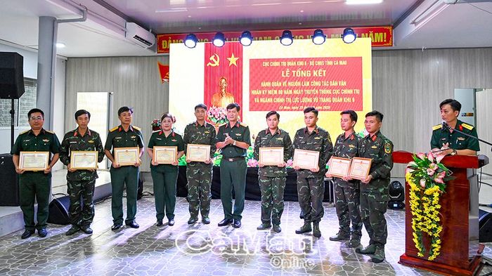 Đại tá Lê Quang Luật, Phó Chính ủy Bộ CHQS tỉnh Cà Mau, trao Giấy khen cho 3 tập thể, 8 cá nhân có thành tích xuất sắc trong thực hiện hành quân về nguồn, làm công tác dân vận giai đoạn I năm 2026.