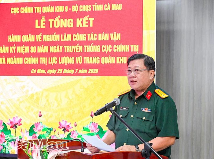 Đại tá Lê Hoàng Giữ, Phó Chủ nhiệm Chính trị Quân khu 9 phát biểu tại buổi tổng kết.