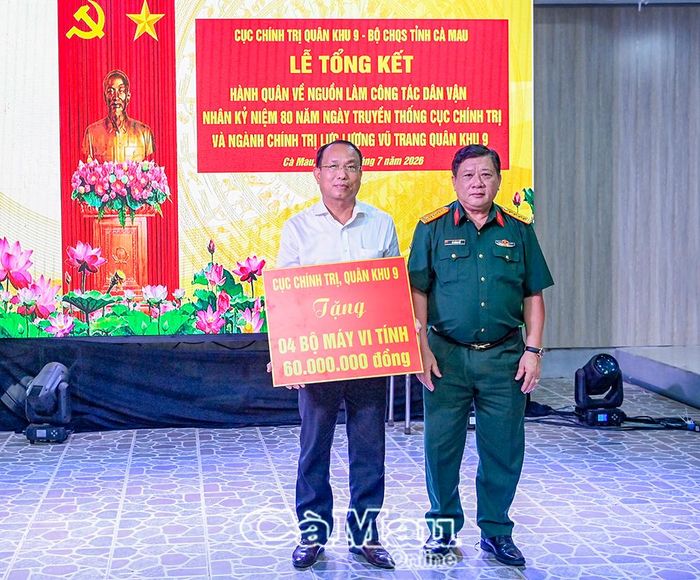 Đại tá Lê Hoàng Giữ, Phó Chủ nhiệm Chính trị Quân khu 9, trao bảng trựng tặng 4 bộ máy vi tính cho Xã Khánh Hưng.