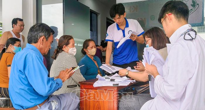 Các y, bác sĩ khám bệnh, tư vấn sức khỏe và cấp phát thuốc miễn phí cho người dân.