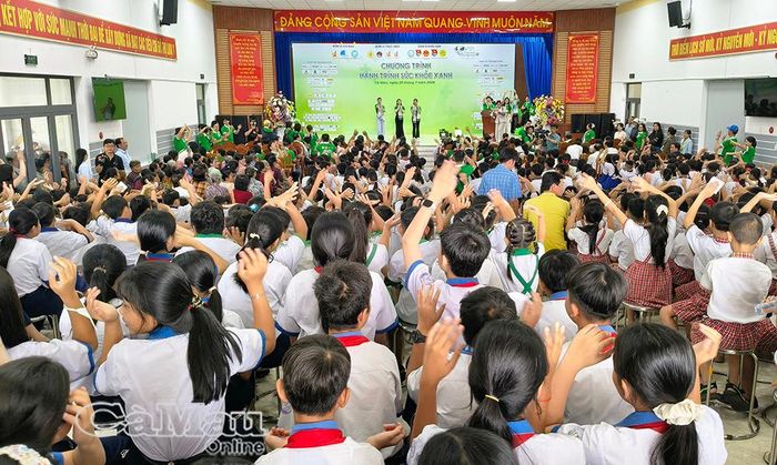  Học sinh tham dự chương trình và hưởng ứng các hoạt động cùng đoàn viên, tình nguyện viên.