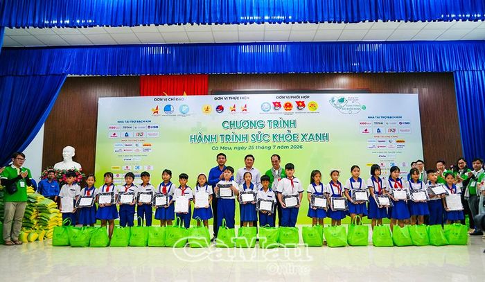 Đồng chí Lê Văn Sử, Phó Chủ tịch UBND tỉnh Cà Mau (ở giữa), cùng nhà tài trợ trao quà cho học sinh.