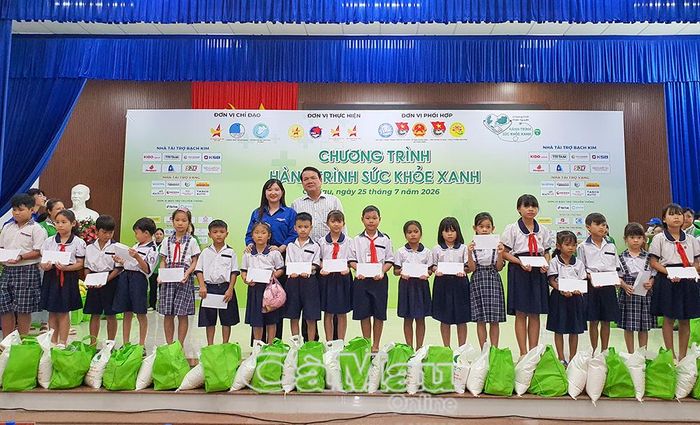 Phó Bí thư Tỉnh đoàn Cà Mau Nguyễn Thúy Duy và Bí thư Đảng ủy xã Long Điền Nguyễn Nam Quân trao quà cho học sinh.
