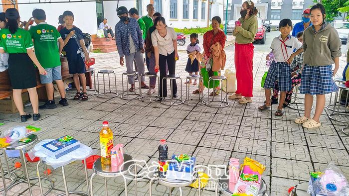 Hoạt động trò chơi có thưởng tạo không khí vui nhộn.