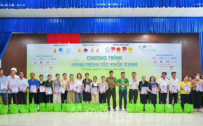 Đồng chí Bùi Minh Hải, Phó Chủ tịch Ủy ban MTTQ Việt Nam tỉnh Cà Mau cùng đại diện Công an tỉnh và nhà tài trợ trao đồng phục cho giáo viên.