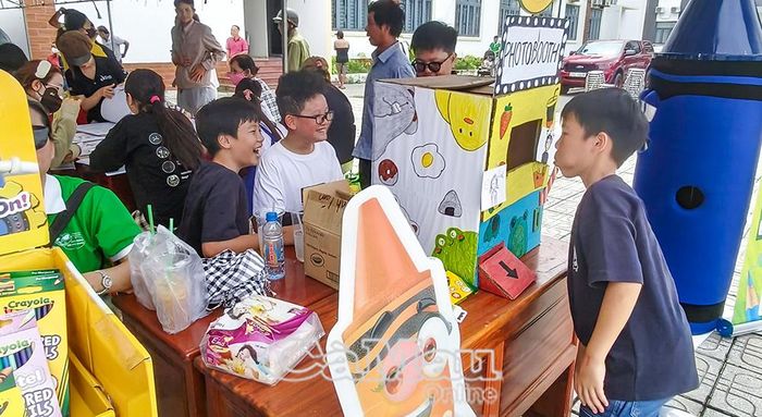  Học sinh tham gia trải nghiệm “Em tập làm họa sĩ”.
