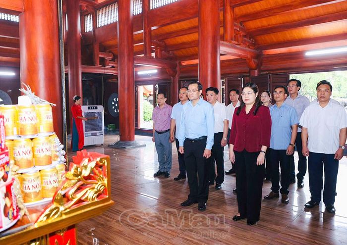 Đồng chí Ngô Vũ Thăng, Tỉnh ủy viên, Phó Chủ tịch UBND tỉnh Cà Mau, cùng các thành viên đoàn và lãnh đạo tỉnh Ninh Bình dâng hương tưởng niệm các anh hùng liệt sĩ tại Đền thờ Liệt sĩ tỉnh Ninh Bình.