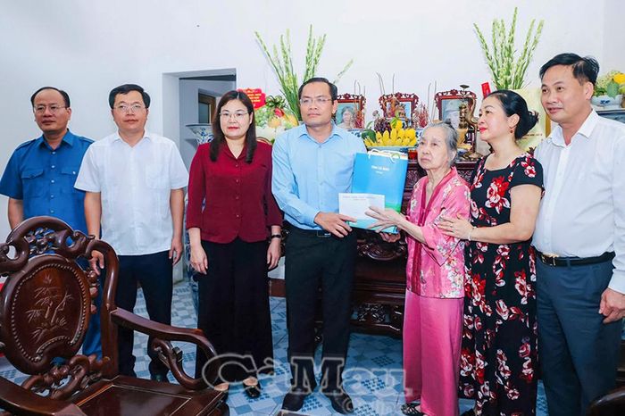 Đoàn công tác tỉnh Cà Mau thăm, tặng quà gia đình liệt sĩ Trần Khắc Thiệu, quê quán Yên Khánh, Yên Mô, Hà Nam Ninh (cũ), hy sinh tại Cà Mau.