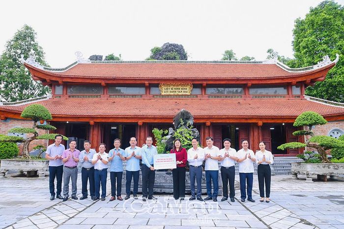 Đồng chí Ngô Vũ Thăng trao bảng tượng trưng hỗ trợ xây dựng 6 căn nhà cho thân nhân liệt sĩ và người có công với cách mạng có hoàn cảnh khó khăn về nhà ở trên địa bàn tỉnh Ninh Bình.