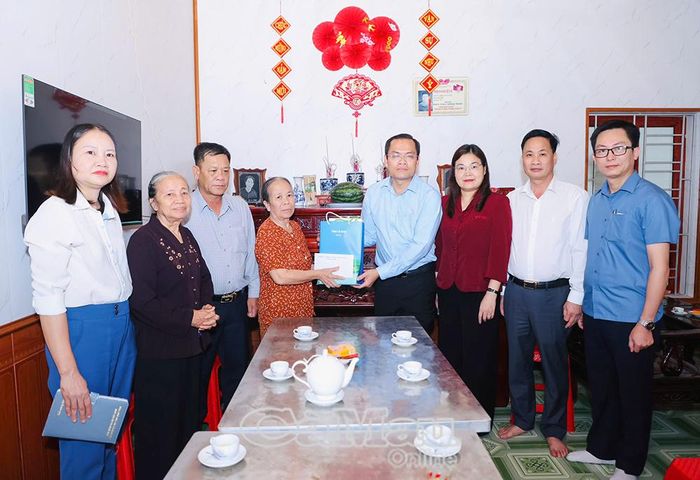 Đồng chí Ngô Vũ Thăng, Tỉnh ủy viên, Phó Chủ tịch UBND tỉnh Cà Mau (thứ tư từ phải sang) cùng đoàn công tác tỉnh đến thăm, tặng quà gia đình liệt sĩ Đinh Xuân Ngỡi, quê quán Thanh Lạc, Nho Quan, Hà Nam Ninh (cũ), hy sinh tại Cà Mau.